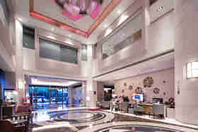 ★老友聚| 周末不加价★￥499起/人，连住2晚【昆山裕元花园酒店】享豪华房+早餐+4顿正餐，还享锦溪古镇门票，免费泳池、健身房！8人起订，周边商圈林立景点环绕，有效期至2025年9月30日