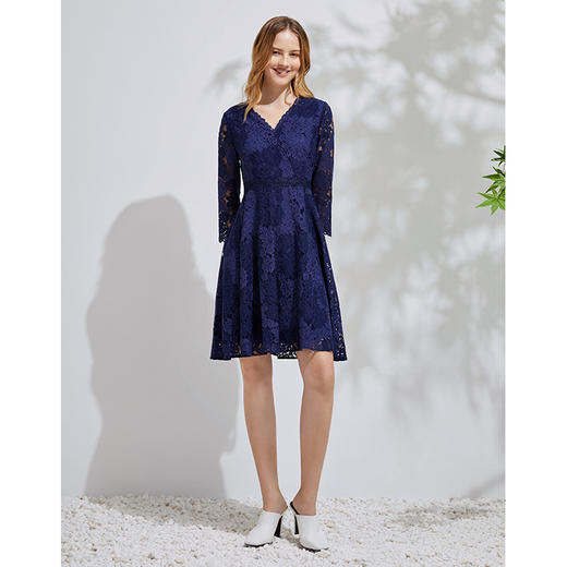 EITIE爱特爱春季新款洋气V领收腰显瘦A摆七分袖蕾丝连衣裙女6107818 商品图2