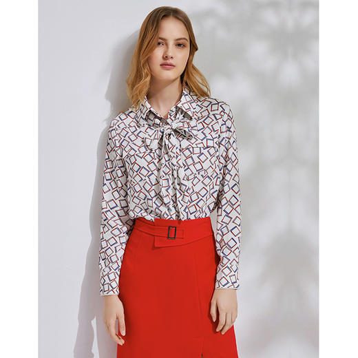 EITIE爱特爱春季新款洋气职业干练显瘦系带几何印花衬衫上衣6109802 商品图2