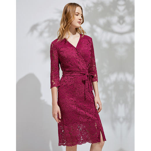 EITIE爱特爱春季新款洋气镂空蕾丝显瘦V领收腰性感连衣裙女裙6107817 商品图9