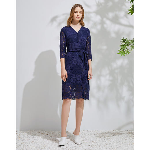 EITIE爱特爱春季新款洋气镂空蕾丝显瘦V领收腰性感连衣裙女裙6107817 商品图2