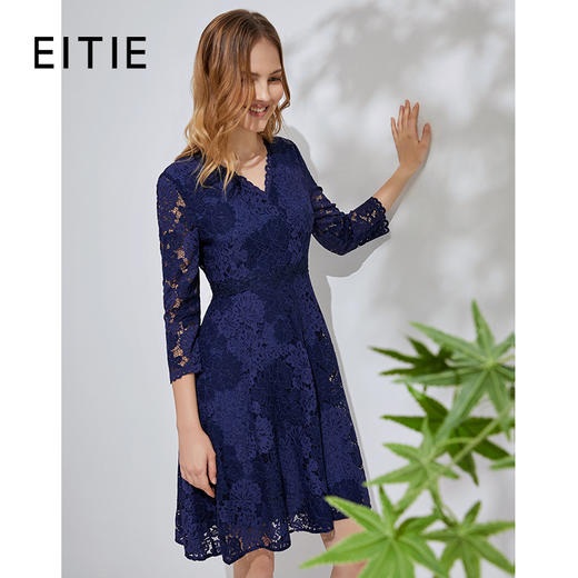 EITIE爱特爱春季新款洋气V领收腰显瘦A摆七分袖蕾丝连衣裙女6107818 商品图0