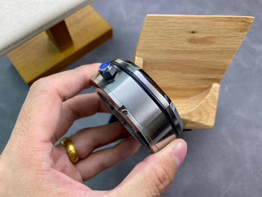 TZ爱bi皇家橡树离岸型-15710经典致敬桌钟。316L精钢外壳，65mm*26mm尺寸，瑞士夜光粉填充。 商品图14