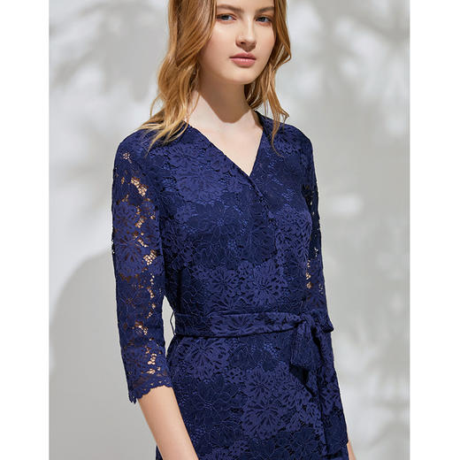 EITIE爱特爱春季新款洋气镂空蕾丝显瘦V领收腰性感连衣裙女裙6107817 商品图6