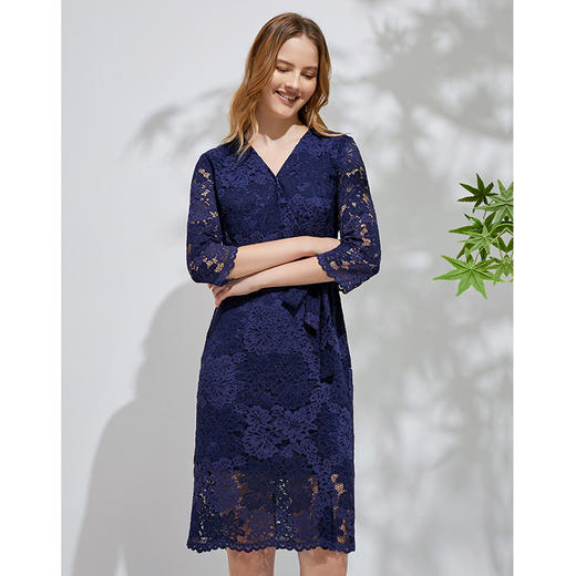 EITIE爱特爱春季新款洋气镂空蕾丝显瘦V领收腰性感连衣裙女裙6107817 商品图4