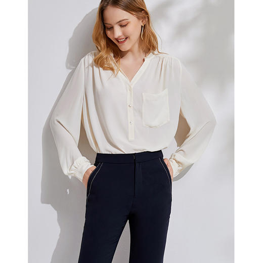 EITIE爱特爱春夏季气质V领纯色长袖衬衫女打底百搭6109804 商品图6