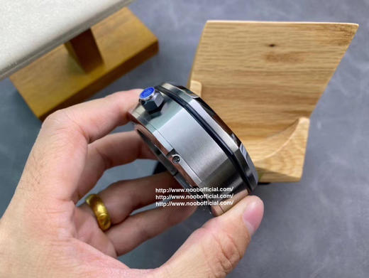 TZ爱bi皇家橡树离岸型-15710经典致敬桌钟。316L精钢外壳，65mm*26mm尺寸，瑞士夜光粉填充。 商品图6