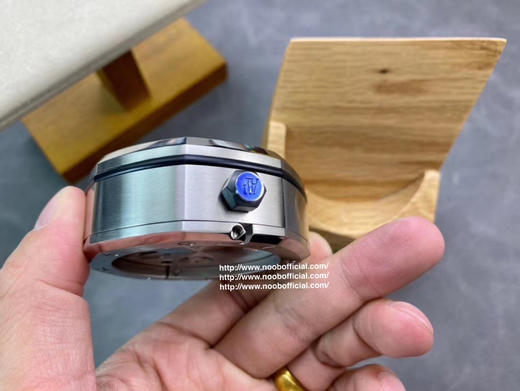 TZ爱bi皇家橡树离岸型-15710经典致敬桌钟。316L精钢外壳，65mm*26mm尺寸，瑞士夜光粉填充。 商品图2