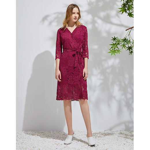 EITIE爱特爱春季新款洋气镂空蕾丝显瘦V领收腰性感连衣裙女裙6107817 商品图7