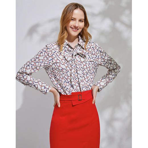EITIE爱特爱春季新款洋气职业干练显瘦系带几何印花衬衫上衣6109802 商品图3
