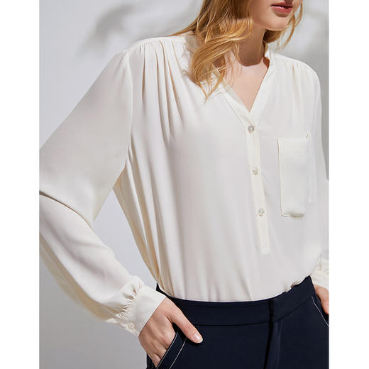 EITIE爱特爱春夏季气质V领纯色长袖衬衫女打底百搭6109804 商品图4