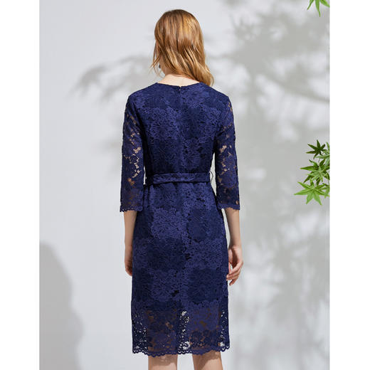 EITIE爱特爱春季新款洋气镂空蕾丝显瘦V领收腰性感连衣裙女裙6107817 商品图5