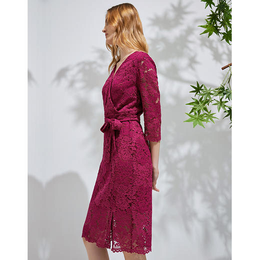 EITIE爱特爱春季新款洋气镂空蕾丝显瘦V领收腰性感连衣裙女裙6107817 商品图10