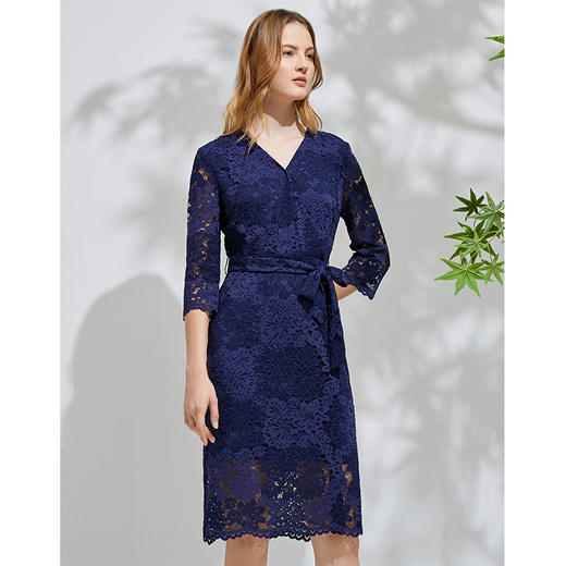 EITIE爱特爱春季新款洋气镂空蕾丝显瘦V领收腰性感连衣裙女裙6107817 商品图3