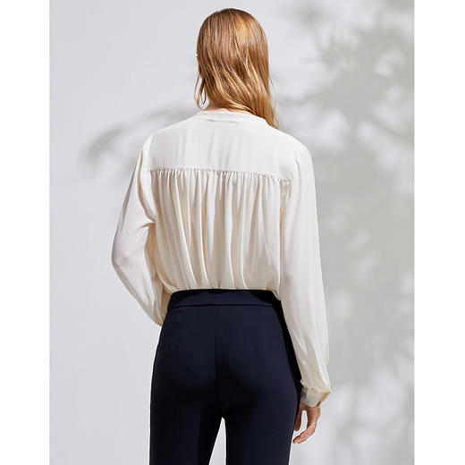 EITIE爱特爱春夏季气质V领纯色长袖衬衫女打底百搭6109804 商品图5