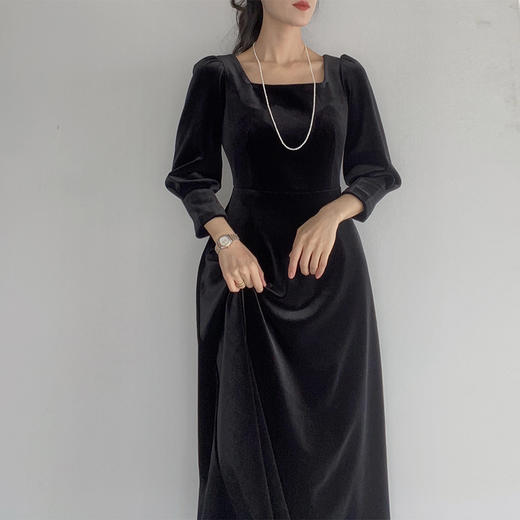 长款气质收腰黑色方领丝绒连衣裙 商品图1