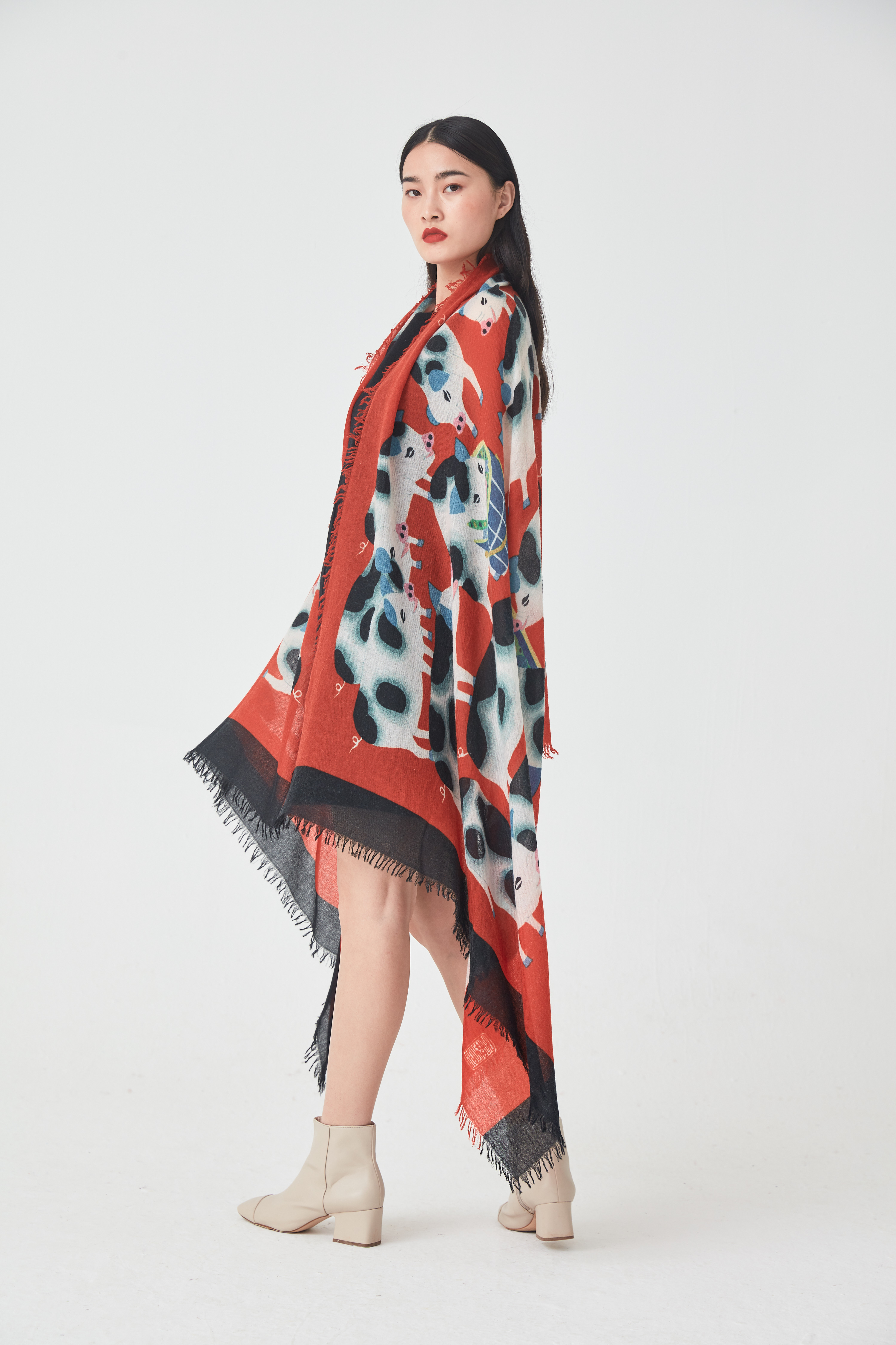 艺术家系列丨 金山农民画《吉祥猪》印花羊绒围巾 SJS15P695N