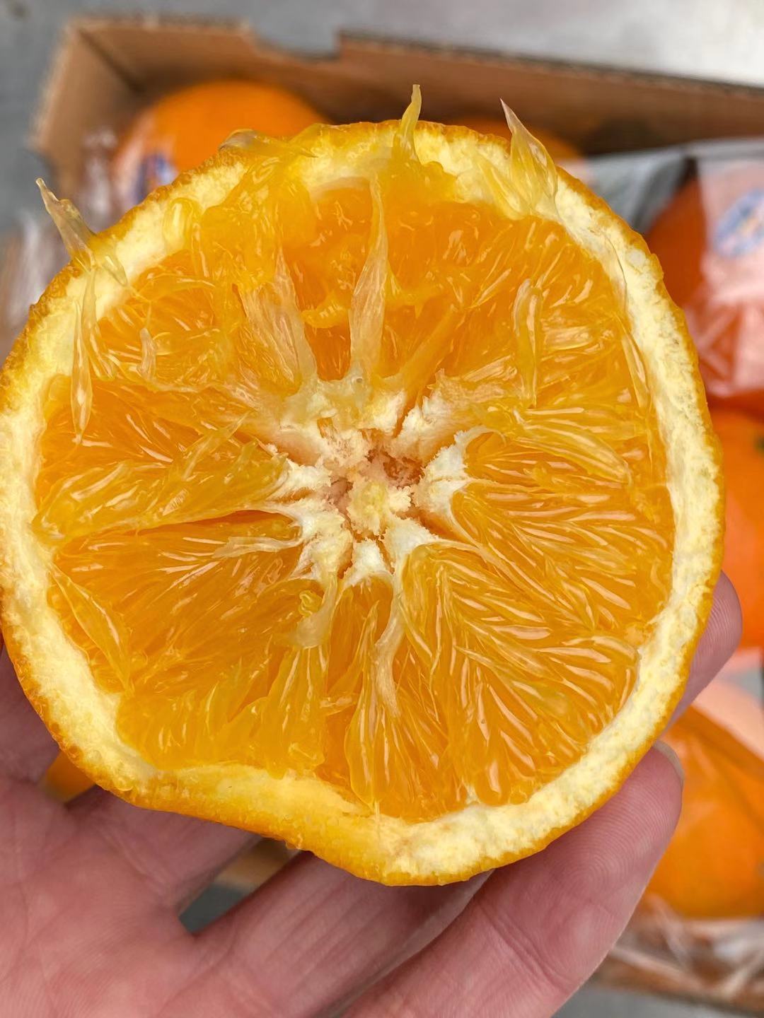 周四取货：【好妈妈赣南脐橙】一箱毛重9斤左右，新鲜采摘，果肉细腻，香气扑鼻！酸甜可口！