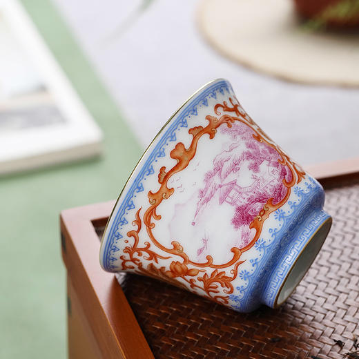 蓝边珐琅彩开窗玛瑙红山水马蹄杯 商品图2