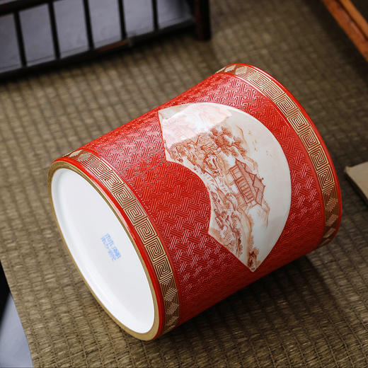 红地雕刻描金开窗玛瑙红山水笔筒 商品图2