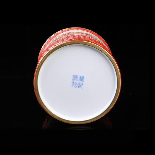 红地雕刻描金开窗玛瑙红山水笔筒 商品图4