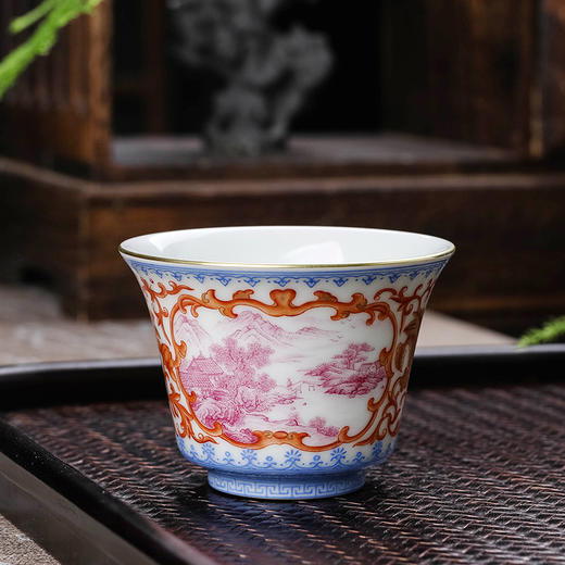 蓝边珐琅彩开窗玛瑙红山水马蹄杯 商品图1