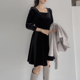 短款气质收腰黑色方领丝绒连衣裙