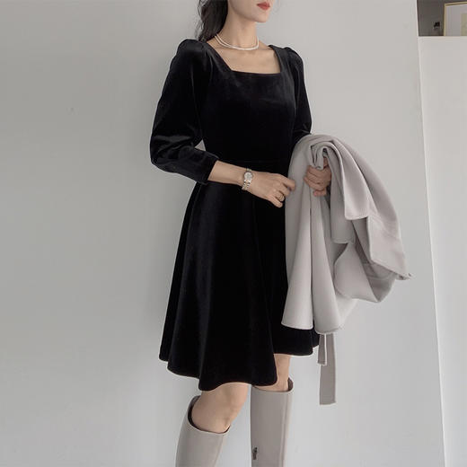 短款气质收腰黑色方领丝绒连衣裙 商品图0