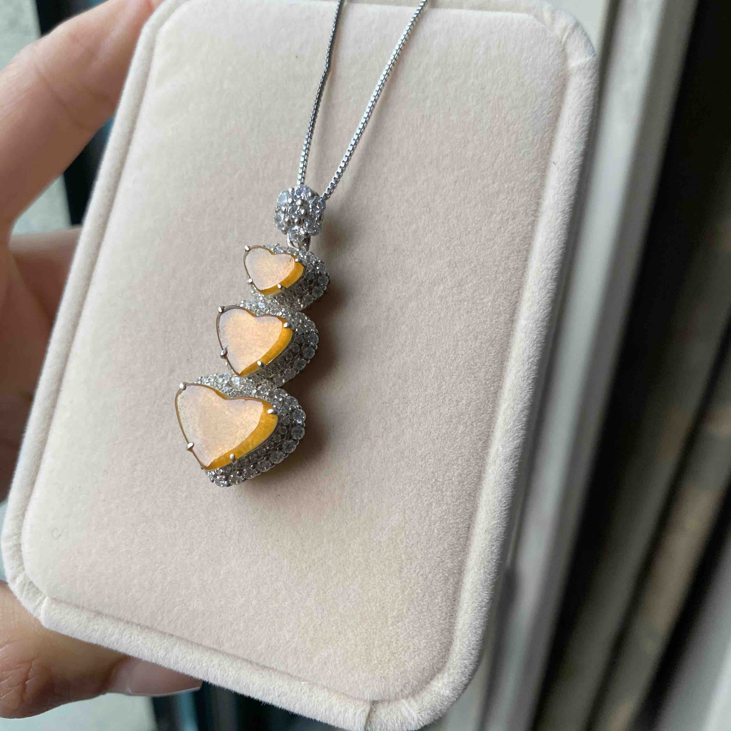 玻璃种鸡油黄心心相印,厚实完美,颗颗胶感十足,同料,最下面那颗挺大的