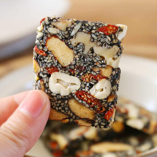 热卖【手作芝麻糕】新鲜制作，一口就包含了多款食材，只用当季黑芝麻，八种食材，香软又养颜，满满的营养坚果和浓郁黑芝麻香，低糖配比，不腻口 商品图0