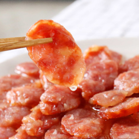 【农家土香肠】400克/袋*2，每袋8根左右，纯土猪肉现做，70%瘦肉+30%肥肉，还得用土猪肉来做，新鲜的后腿肉、夹心肉再配上脊梁部位的肥肉，灌肠后需要9天的时间烘烤晾晒，才有鲜香紧实的土香肠！~