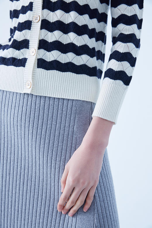 圣弗尔瑞 圆领翻花女开衫  鄂尔多斯特色羊绒衫 100%羊绒 商品图4