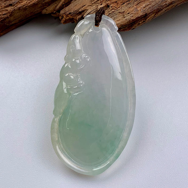 派瑞翡翠 翡翠挂件 糯冰种 淡绿色