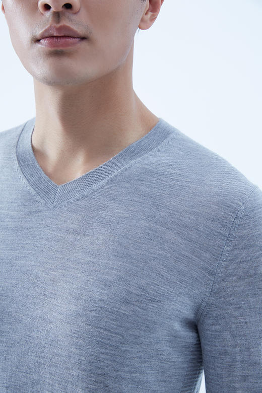 圣弗尔瑞鄂尔多斯特色精纺V领男套衫  30%羊绒55%防缩毛15%丝光毛 商品图5