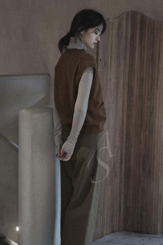 Margaret Howell 烟草色/藏蓝色插袋羊绒背心 商品图2