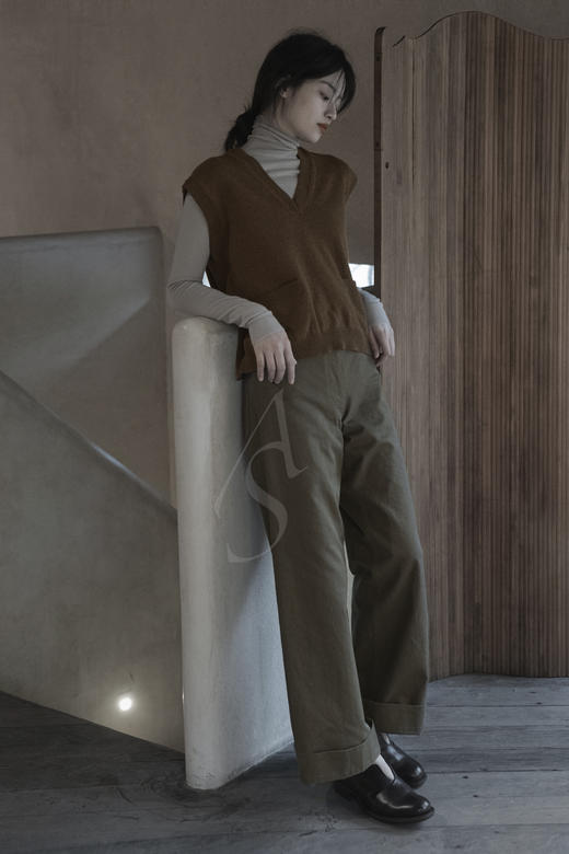 Margaret Howell 烟草色/藏蓝色插袋羊绒背心 商品图1