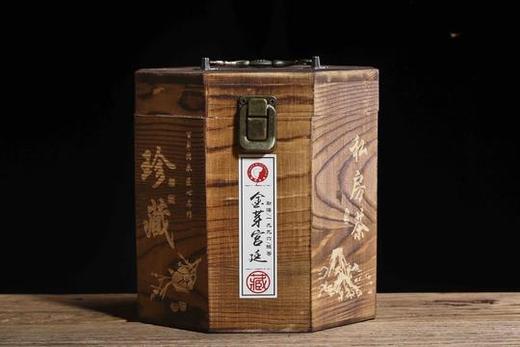 品质熟茶推荐：1996年勐海普洱金针（宫廷）。此茶的选料精细，多为芽头，经过多年的转化，茶叶表面呈金黄色金芽显露，纯干仓放下来的陈香浓郁，滋味浓醇，条索形美，汤色红浓明亮，内涵丰富，香高味浓，生津回甘 商品图10