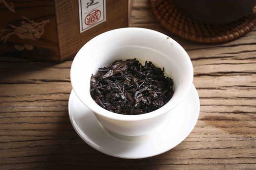 品质熟茶推荐：1996年勐海普洱金针（宫廷）。此茶的选料精细，多为芽头，经过多年的转化，茶叶表面呈金黄色金芽显露，纯干仓放下来的陈香浓郁，滋味浓醇，条索形美，汤色红浓明亮，内涵丰富，香高味浓，生津回甘 商品图6