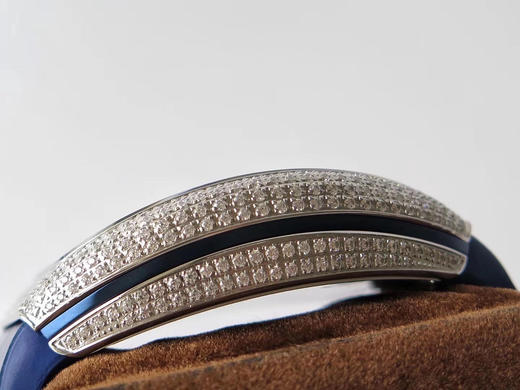 （升级）ZF蔚蓝之作—— 法兰克，法穆兰MEN'S COLLECTION系列V45游艇腕表优雅蓝色魅影 扬帆展航！ 【精彩细节】 1.腕表尺寸45毫米。微弧式枕型表壳优雅贴手，表壳由内外八个配件组合一 商品图14