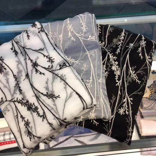 优品堂“蝶影空间”桑蚕丝真丝巾刺绣长围巾 商品图6