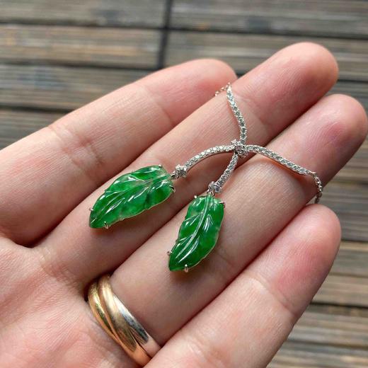 冰种阳绿辣色翡翠叶子项链18k白金钻石镶嵌 商品图7