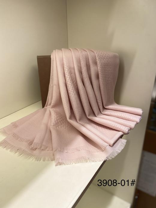 优品堂《品格宣言》羊毛纯色暗纹围巾披肩 商品图2