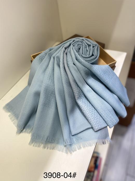 优品堂《品格宣言》羊毛纯色暗纹围巾披肩 商品图3