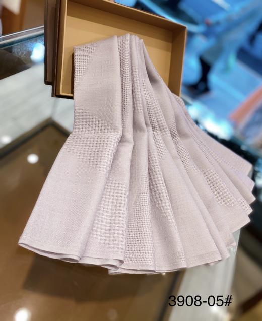 优品堂《品格宣言》羊毛纯色暗纹围巾披肩 商品图4