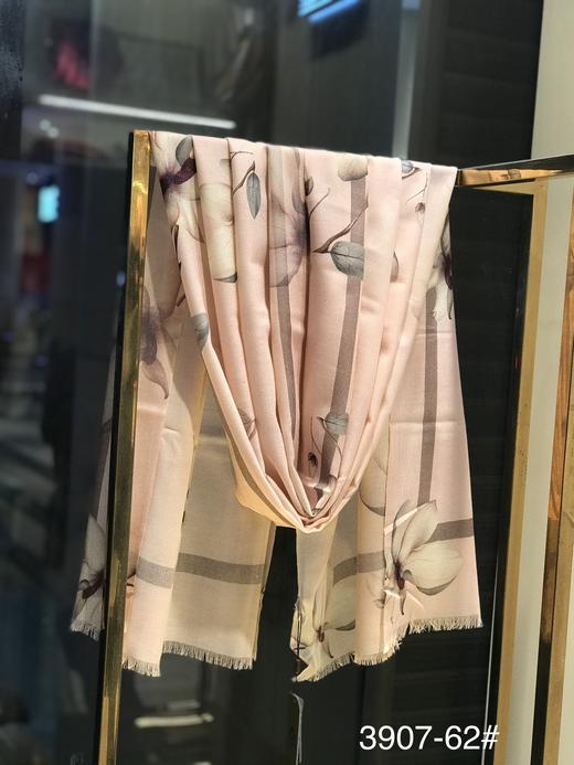 优品堂“花好月圆”羊毛喷绘百搭围巾披肩两用长巾 商品图4