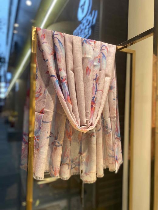 优品堂“花好月圆”羊毛喷绘百搭围巾披肩两用长巾 商品图6