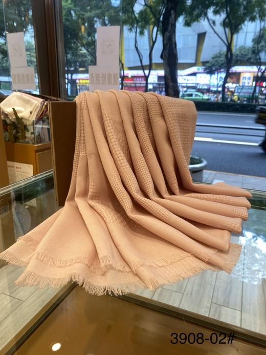 优品堂《品格宣言》羊毛纯色暗纹围巾披肩 商品图1