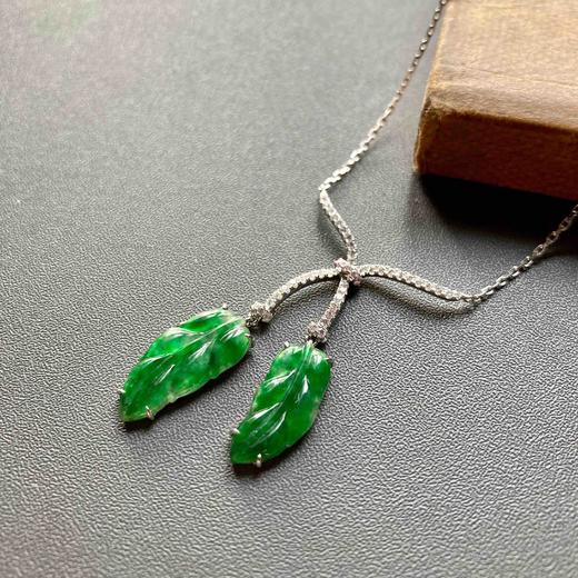 冰种阳绿辣色翡翠叶子项链18k白金钻石镶嵌 商品图0