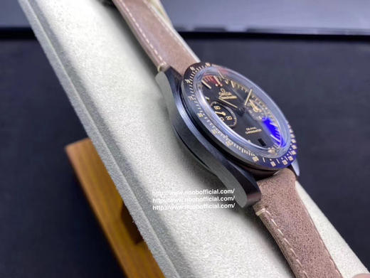 OM 超霸系列 “月之暗面”          V2版本 荣耀回归  OM自主研发自制9300机芯3点盘为【12小时】和【60分钟】累积计时盘，所有功能及外观均按照原版 商品图1