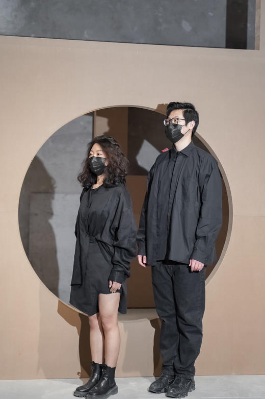 亚麻缎不对称黑衬衣(无别针款）-十点睡觉X张宇飞 商品图0